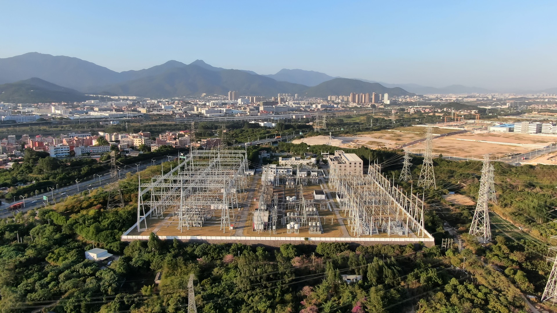 Power grid, high voltage electricity transmission